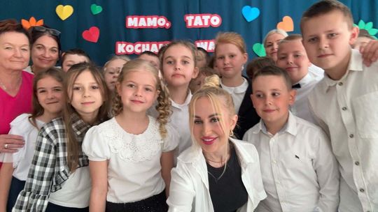 Uroczystość z okazji Dnia Mamy i Taty w Szkole Podstawowej im. Świętego Jana Pawła II w Modlimowie