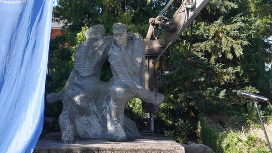 Usunięcie tak zwanego pomnika polsko-sowieckiego braterstwa broni.