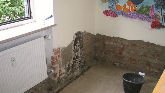 Usuwanie skutków powodzi – jaki tynk zastosować na zalane mury?