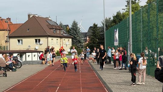 VIII sportowy poranek z RunGryfem. Dzieci i rodziny opanowały Orlik w Gryficach