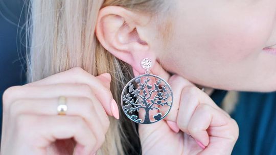 W biżuterii liczy się dbałość o detal. Jak znaleźć kolczyki, które będą idealne?