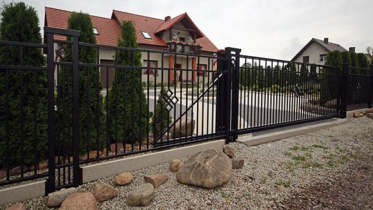 W dobrym stylu – ogrodzenie Jaspis marki Plast-Met Systemy Ogrodzeniowe