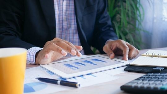 W jaki sposób wykorzystać LinkedIn do budowy sieci kontaktów i pozycji w branży finansowej?