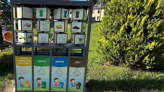 W Parku Japońskim w Gryficach uczą segregacji odpadów przez zabawę