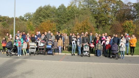 W Płotach posadzono 31 drzewek w ramach akcji „Jedno dziecko - jedno drzewo”