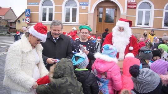 W Płotach rozbłysła świąteczna choinka