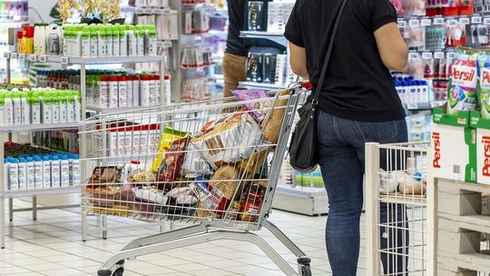 W sklepach coś drgnęło. Drożyzna zaczyna bardzo powoli odpuszczać. Widać to po najnowszych danych