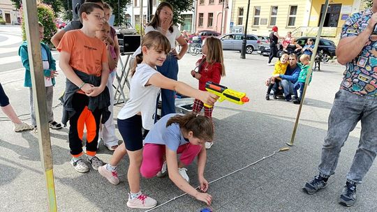 WAKACJE 2024 Z GDK – „BAW SIĘ RAZEM Z NAMI” – GRY I ZABAWY PRZY MUZYCE Z ANIMATORAMI