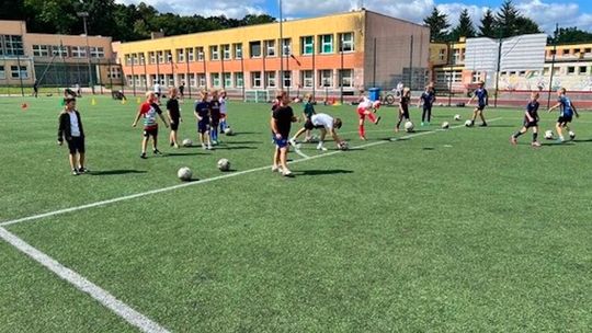 Wakacje na Orliku 2026 w Gryficach. Młodzi piłkarze pokazali charakter