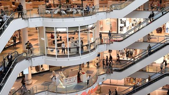 Wakacyjne wyprzedaże na minusie. W galeriach było mniej klientów. Ruch też był słabszy niż rok temu