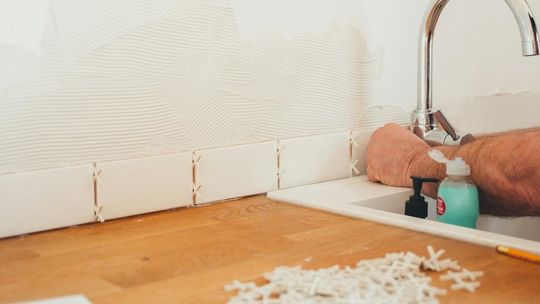 Wakacyjny remont? Unikaj tych błędów przy wymianie kuchni