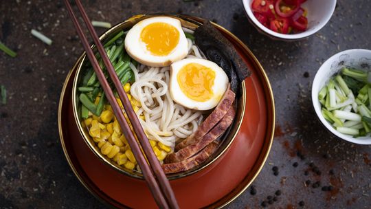 Wariacja na temat azjatyckiej zupy – ramen z jajem
