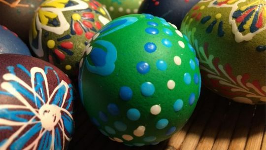 WARSZTATY RODZINNE:  WIELKANOCNE ZDOBIENIE JAJ  [METODĄ BATIKOWĄ]