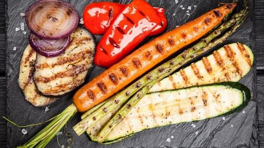 Warzywa ciepłolubne na stole i w słoikach: garść pomysłów na wykorzystanie sezonu na papryki, cukinie i bakłażany