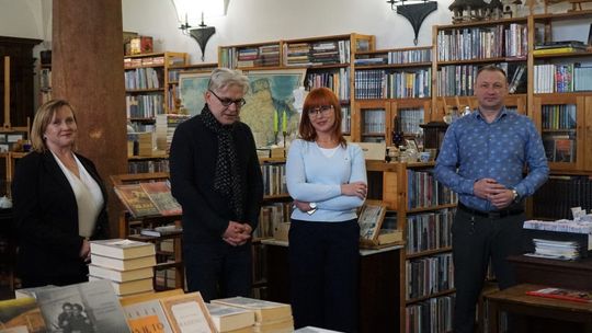 Wernisaż wystawy plastycznej w Bibliotece