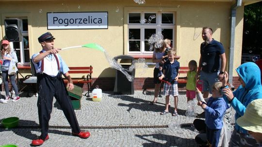 Wesoły Konduktor zaprasza dzieci na przejażdżki nadmorską kolejką.