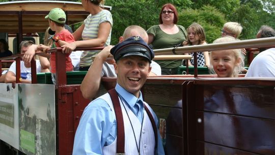Wesoły Konduktor zaprasza na wąskotorowe przejażdżki.