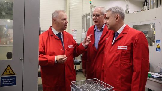 Wicepremier pod wrażeniem precyzji i zaangażowania. Tak pracownicy WUZETEM buduje solidną markę na polskim i zagranicznym rynku Wicepremier pod wrażeniem precyzji i zaangażowania. Tak pracownicy WUZETEM buduje solidną markę na polskim i zagranicznym rynku