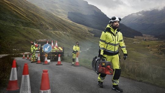 Widocznie bezpieczniej – dzięki odzieży roboczej hi-vis