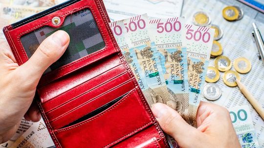 Większość Polaków uważa, że w prezencie na I komunię św. wypada dać w kopercie od 200 do 600 zł