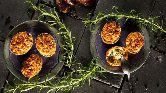 Wielkanocne 2 w 1 – jaja w skorupkach faszerowane kiełbasą