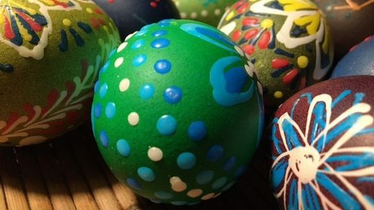 WIELKANOCNE ZDOBIENIE JAJ PRZY WYKORZYSTANIU METODY BATIKOWEJ – WARSZTATY RODZINNE