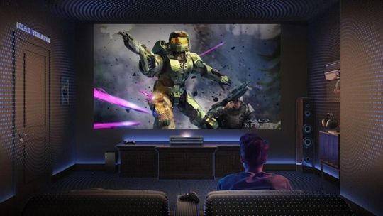 Wielki ekran bez wielkiego telewizora –  projektory laserowe zmieniają zasady gry
