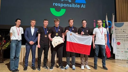 Wielki sukces Polaków na Olimpiadzie AI w Słowenii. Dawid Kot ze szczecińskiej „Trzynastki” ze złotym medalem w ścisłej światowej czołówce