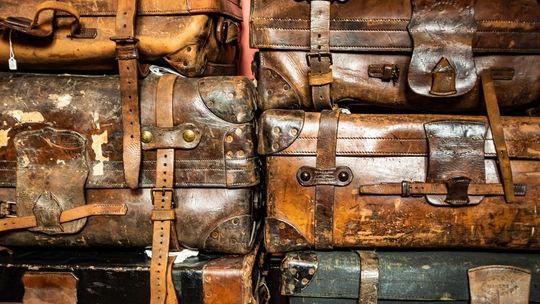 Wigilia i Nowy Rok za pasem. Lecąc na święta odpowiednio zabezpiecz bagaż