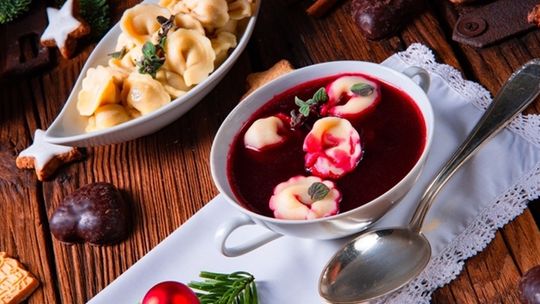 Wigilijne stoły w Polsce. Opowieść o warzywach, które tworzą świąteczną magię