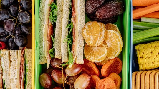 Wiosenne pudełka mocy, czyli co powinien zawierać pełnowartościowy lunchbox?