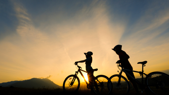 Wiosna na sportowo! O czym pamiętać, kompletując strój do ćwiczeń?