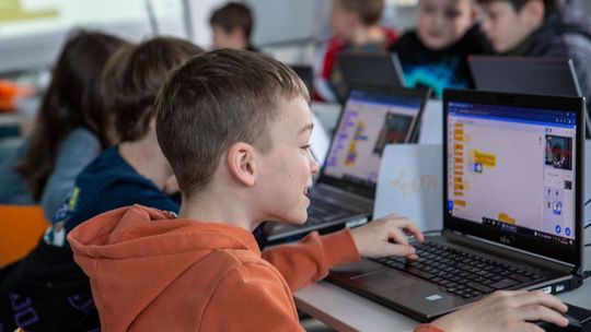 Wrzesień pod znakiem programowania i bezpieczeństwa w sieci, dzięki warsztatom dla dzieci i młodzieży "Koduj z Gigantami: Cyberbezpieczeństwo"