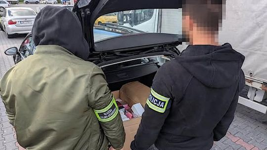 Wspólna akcja zachodniopomorskiej KAS i Policji w Goleniowie: Podrobione perfumy, narkotyki i jazda na zakazie
