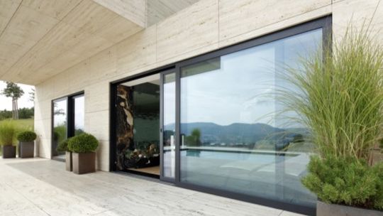 Wybieramy okna do domu w stylu tradycyjnym i nowoczesnym