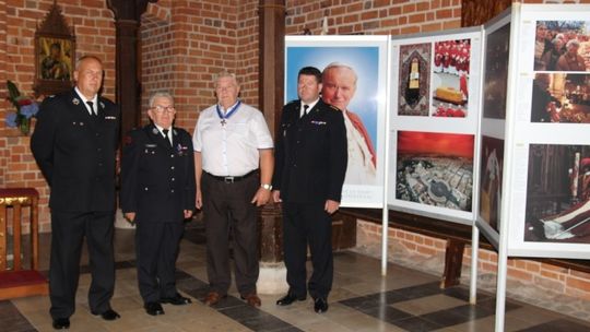 Wyjątkowa wystawa poświęcona św. Janowi Pawłowi II trafiła do Trzebiatowa