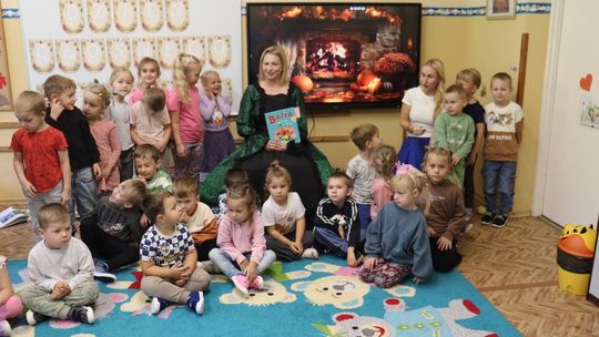 Wyjątkowi goście i głośne czytanie w Oddziale Przedszkolnym w Szkole Podstawowej im. św. Jana Pawła II w Modlimowie.