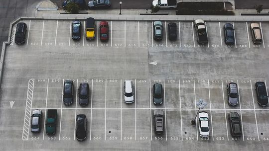 Wykorzystanie wiat fotowoltaicznych na parkingach. Oszczędność kosztów i ochrona środowiska.