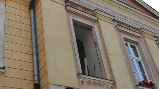 Wymiana stolarki okiennej w trzebiatowskim pałacu 