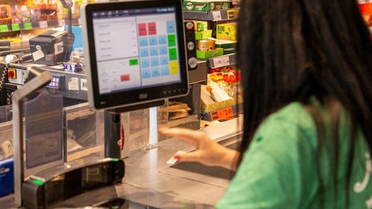 Wyścig o klienta osłabił przedświąteczne podwyżki. Szczególnie to widać po cenach żywności