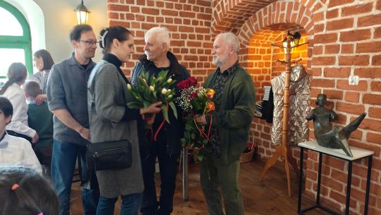 Wystawa rzeźby Romualda Wiśniewskiego w Galerii Brama. Gryficki Dom Kultury podsumowuje wydarzenie
