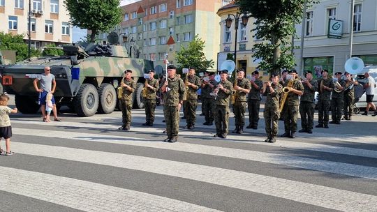 Wystawa sprzętu wojskowego i wiele atrakcji na pikniku wojskowym