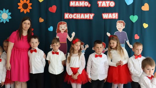 Wzruszająca uroczystość w Modlimowie. Dzieci świętowały Dzień Mamy i Taty oraz zostały pasowane na przedszkolaków Wzruszająca uroczystość w Modlimowie. Dzieci świętowały Dzień Mamy i Taty oraz zostały pasowane na przedszkolaków