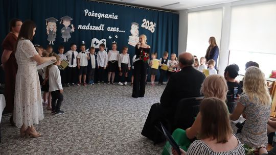 Wzruszające pożegnanie sześciolatków w przedszkolu SP w Modlimowie. Dyplomy, występy i podziękowania rodziców