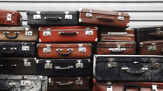 Z wakacyjną walizką do samolotu. Ile zapłacimy za bagaż rejestrowany w tanich liniach lotniczych?