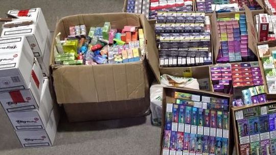 Zachodniopomorska KAS skontrolowała targowisko w Świnoujściu. Wartość rynkowa zatrzymanych towarów wynosi ponad 180 tys. zł