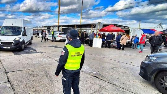 Zachodniopomorska KAS zabezpieczyła podrabianą odzież na Giełdzie w Przecławiu