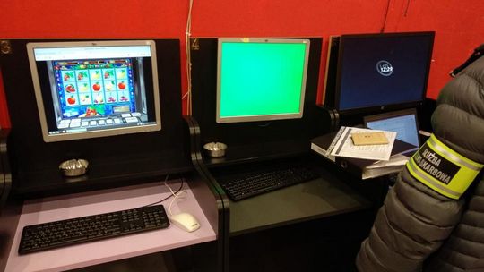 Zachodniopomorska KAS zatrzymała w Trzebiatowie nielegalne komputery do hazardu