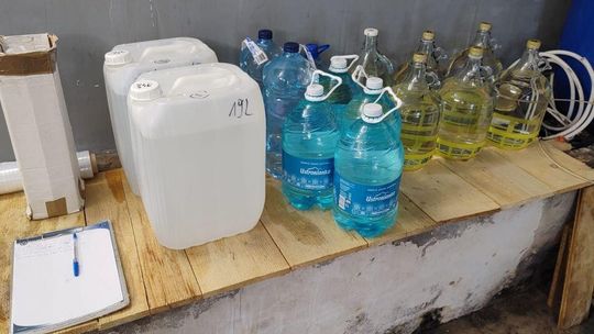 Zachodniopomorska KAS zlikwidowała nielegalną bimbrownię w powiecie drawskim. Ponad 330 l nielegalnego alkoholu