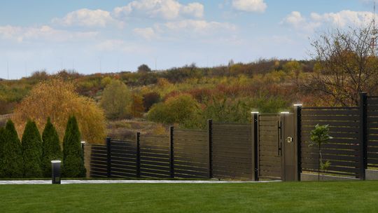 Zakładanie ogrodu zacznij od prac ziemnych i ogrodzenia